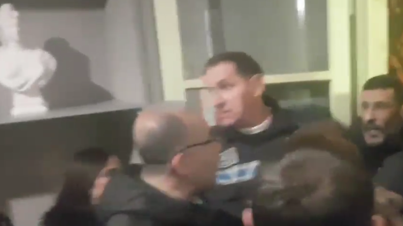 Affaire Traoré : violences en marge d'une réunion municipale (VIDEOS)