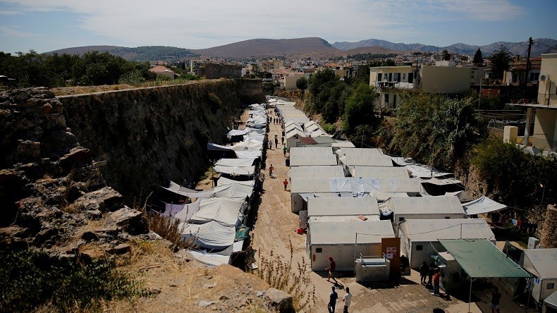 Des habitants attaquent un camp de réfugiés sur l'île grecque de Chios