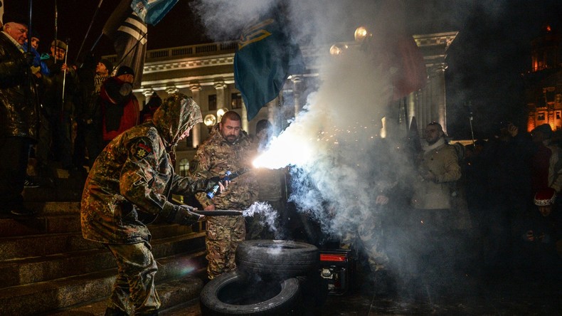 Pneus brûlés et vandalisme : comment Kiev a «célébré» le 3e anniversaire de Maïdan