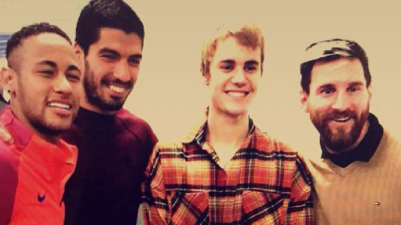 Avant son concert à Barcelone, Justin Bieber tape le ballon avec Messi et Neymar