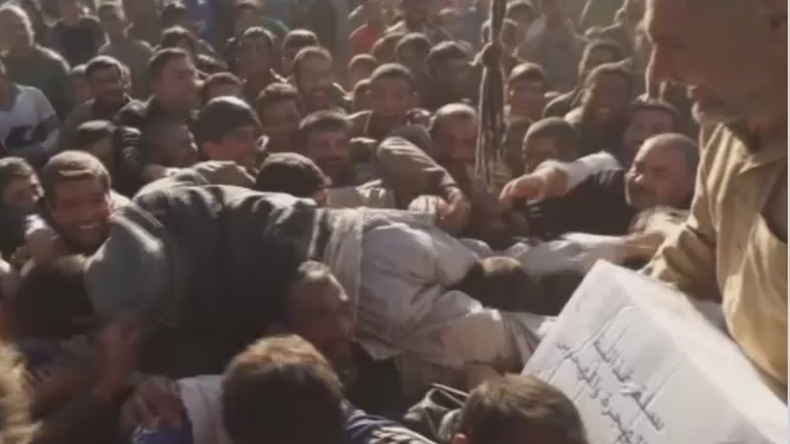 Images déchirantes de la distribution d’aide humanitaire aux habitants affamés de Mossoul
