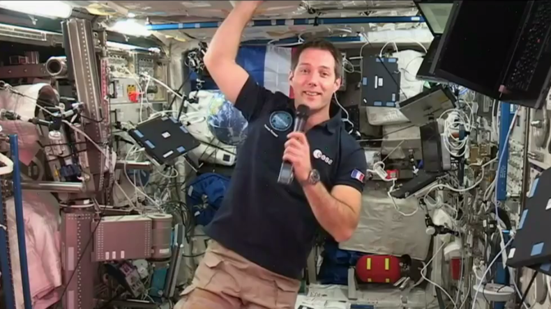 «Pas le temps de regarder le panorama» : en vidéo-conférence depuis l’ISS, Thomas Pesquet se livre