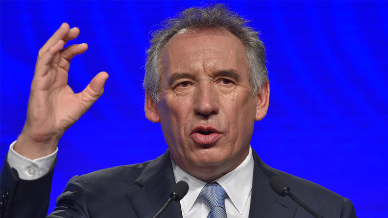 En cas de victoire de François Fillon, François Bayrou fait planer la menace de sa candidature