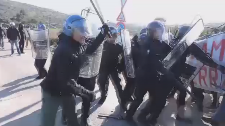 Des opposants à l’OTAN tentent de forcer une barrière pour entrer sur une base en Sardaigne