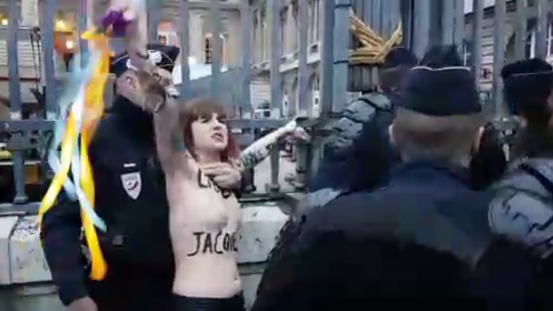 Action des Femen devant le Palais de justice en solidarité avec Jacqueline Sauvage (IMAGES)