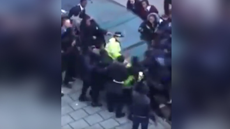 Un groupe d'une trentaine d'adolescents agresse des policiers à Londres (VIDEO CHOC)