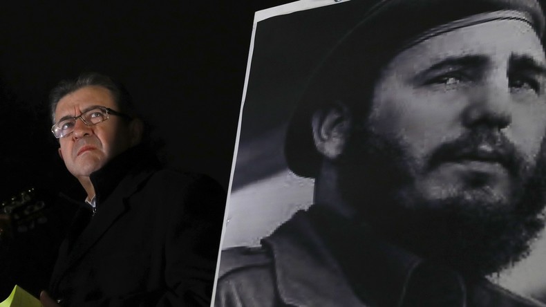 200 personnes réunies à Paris en hommage à Fidel Castro (IMAGES)