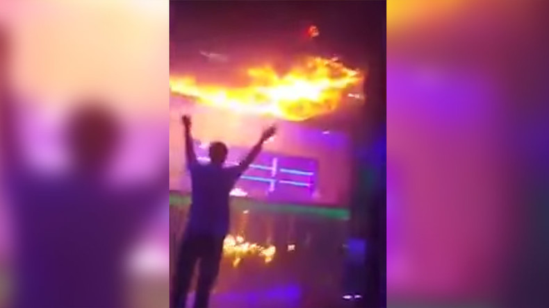 Ukraine : la discothèque brûle mais cela n’empêche pas les fêtards de poser pour un selfie (VIDEOS)