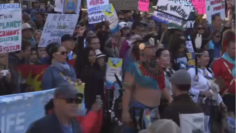 A Washington, des milliers de manifestants contre un projet d’oléoduc au Dakota