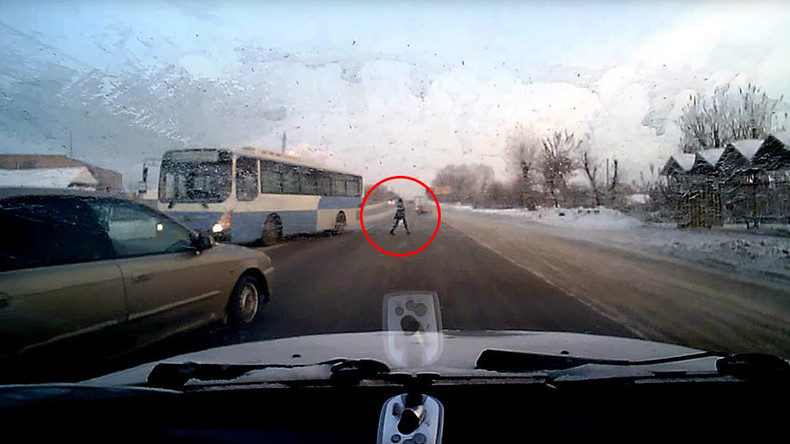 Russie : un piéton échappe de peu à la mort en traversant imprudemment et ce, sans sourciller !