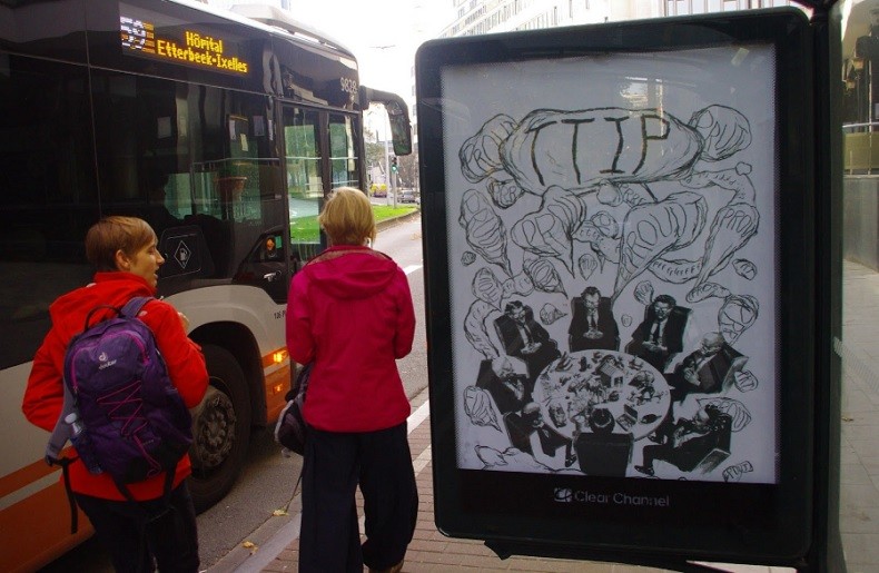 A Bruxelles, 80 affiches anti-TTIP et CETA remplacent des publicités traditionnelles (IMAGES)