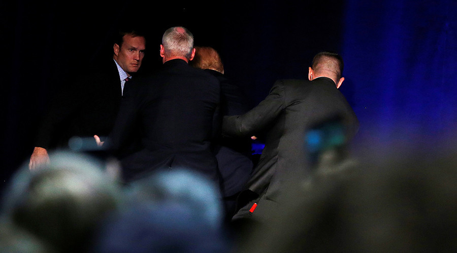 Donald Trump brièvement évacué de scène après une fausse alerte (PHOTOS, VIDEOS)