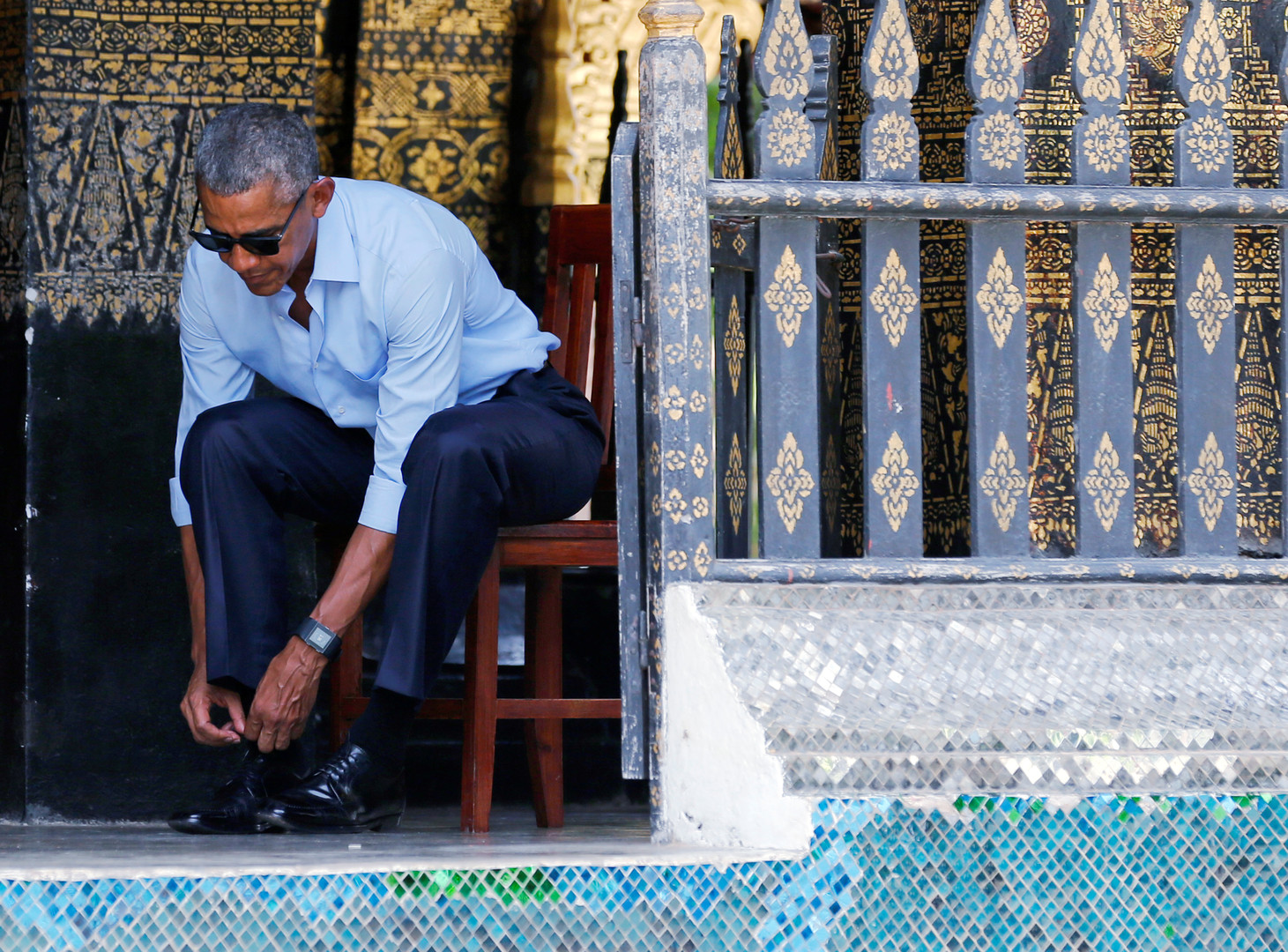 A la fin de son mandat, Barack Obama étreint Angela Merkel sans porter son alliance !