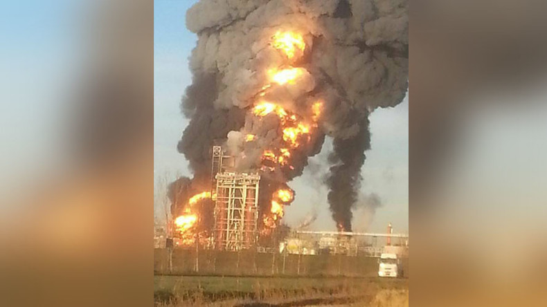 Explosion d'une raffinerie de pétrole en Italie, les résidents invités à rester chez eux (PHOTOS)
