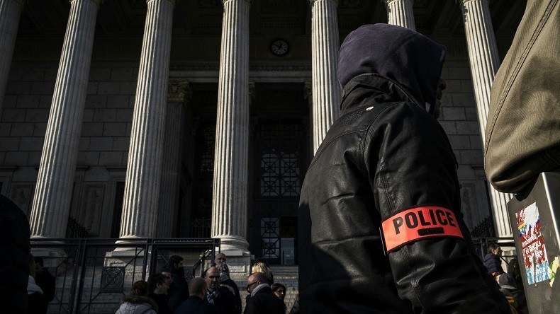 Pour protester contre des «procédures trop lourdes», 1 000 policiers renoncent à leur habilitation