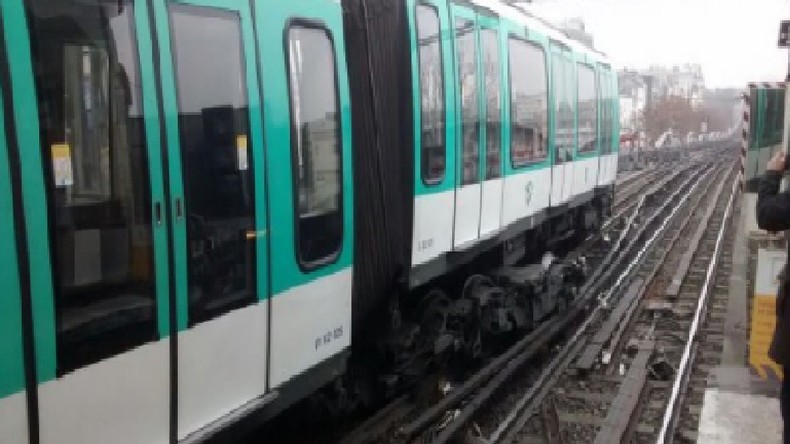 Un métro déraille à Paris, le trafic partiellement interrompu sur la ligne 2 (IMAGES)