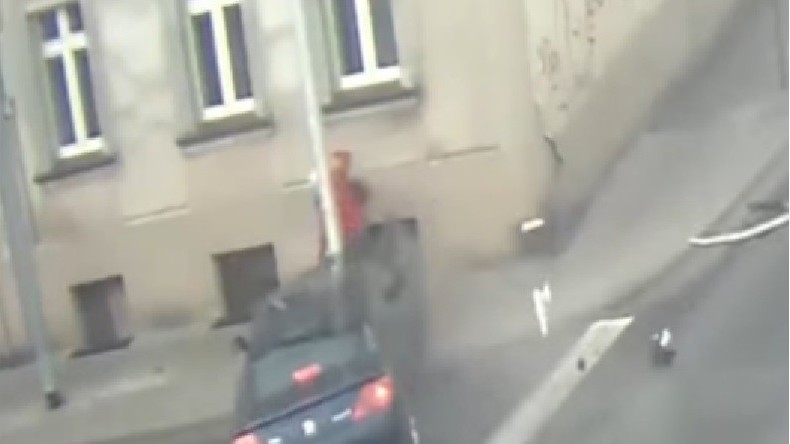Une voiture lui fonce dessus, un lampadaire lui sauve la vie (VIDEO)