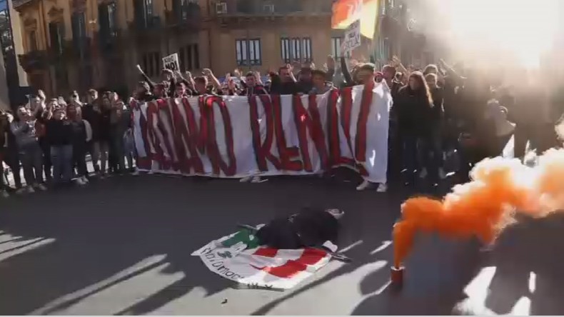L’effigie de Matteo Renzi mise à feu lors d’une violente manifestation à Palerme (VIDEO)