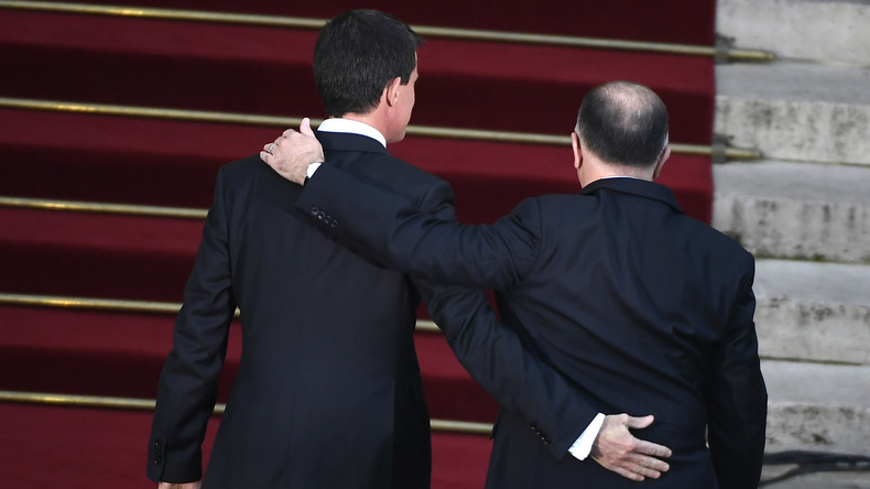 «Vous êtes un frère» : Valls ému lors de son discours de passation de pouvoir à Cazeneuve