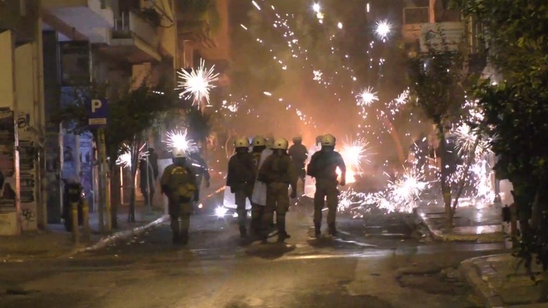 Emeutes à Athènes en marge de l’hommage à un jeune manifestant, tué par la police en 2008
