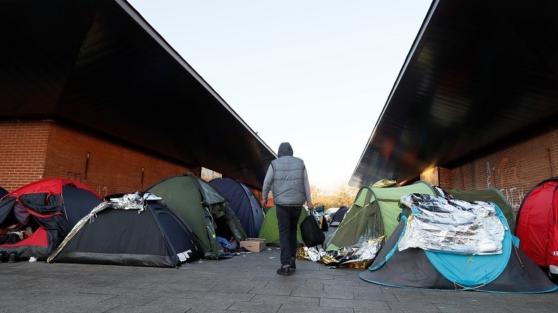 Saint-Denis : des centaines de migrants forment un nouveau camp aux portes de Paris (IMAGES)