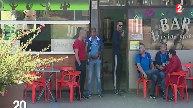 Des femmes indésirables dans un café : la classe politique choquée par un reportage de France 2