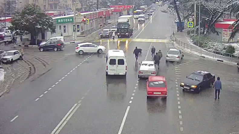 Son chauffeur éjecté sur la route, la voiture folle continue son chemin et se gare impeccablement