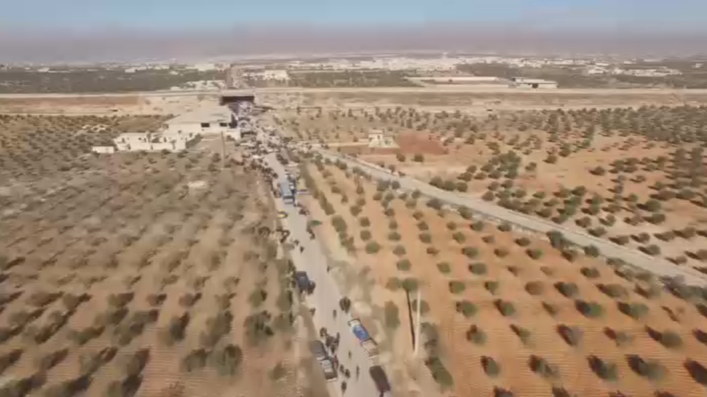 Images aériennes de civils fuyant l'Est d'Alep encore contrôlée par les rebelles