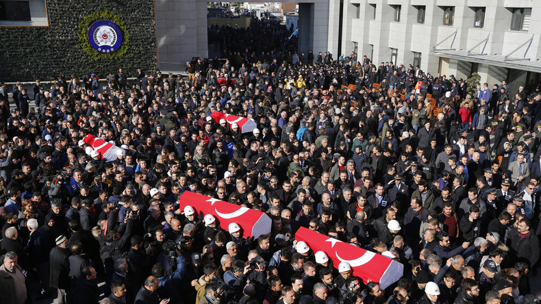 La Turquie appelle à la vengeance lors des funérailles des morts de la double explosion d'Istanbul