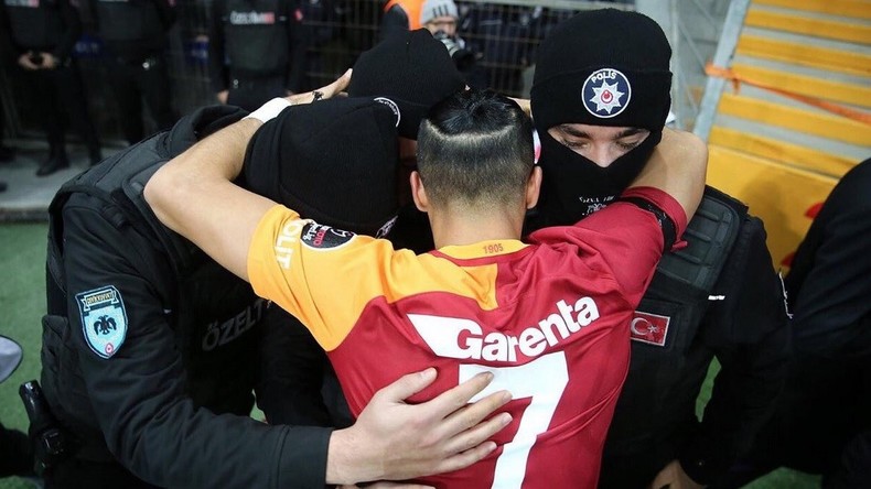 Un joueur du Galatasaray rend un hommage émouvant aux victimes de l'attentat d'Istanbul (VIDEO)
