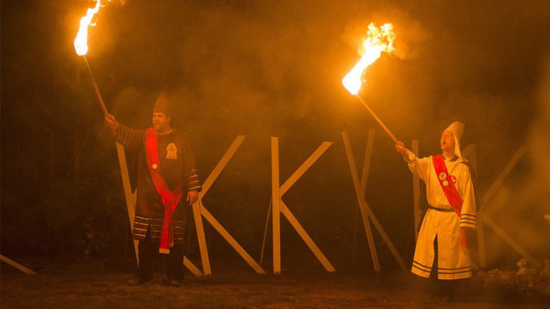 Suède : une réunion du Ku Klux Klan ? Non, une procession pour la Sainte-Lucie