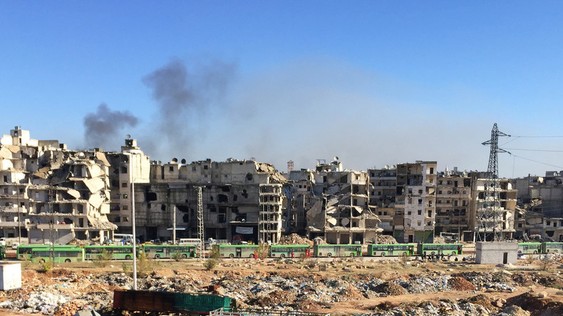 RT à Alep : des habitants démentent que les forces pro-Assad ont tiré sur les bus d'évacuation