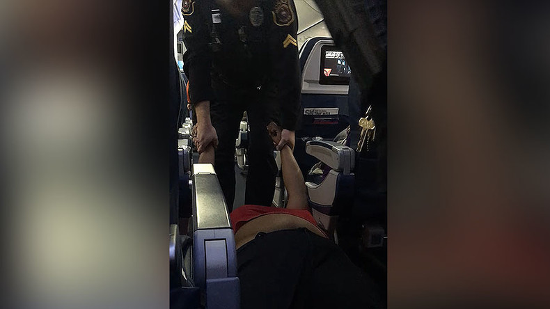 Etats-Unis : la police de l'aéroport de Détroit expulse une passagère montée trop tôt (VIDEO)