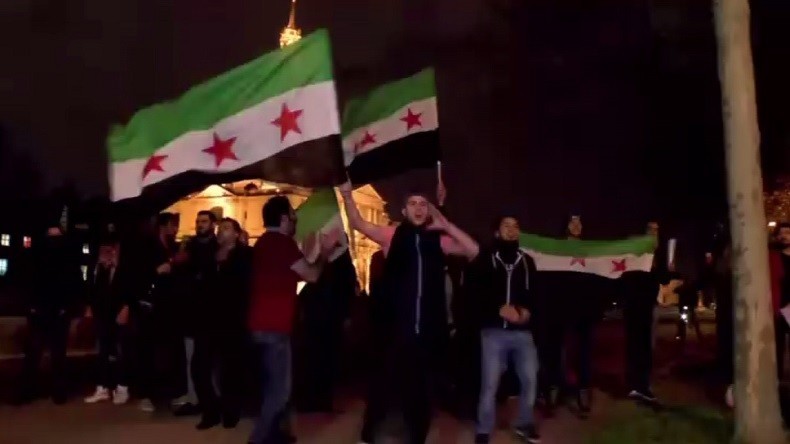 Paris : tensions entre manifestants pro et anti-Assad près de l’ambassade de Syrie (PHOTOS, VIDEOS)