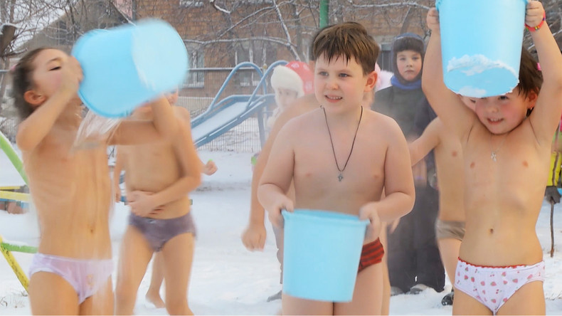 Par un froid glacial, des enfants se jettent dans la neige sans la moindre hésitation (VIDEO)