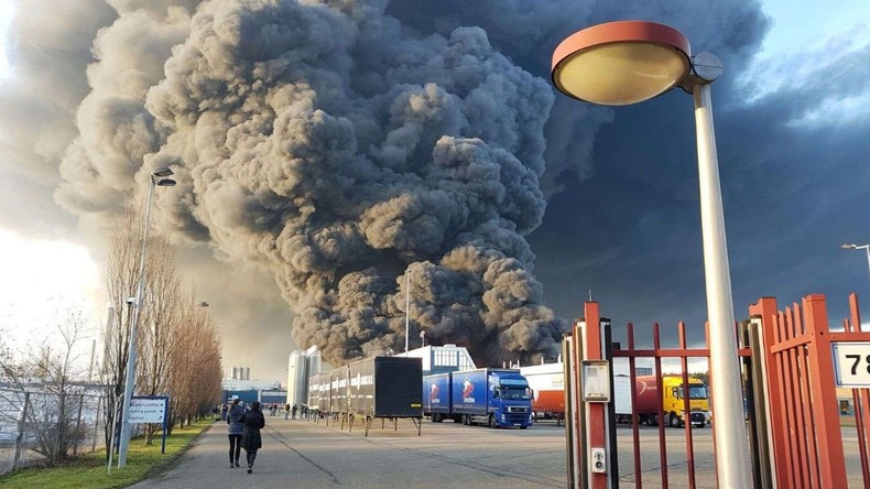 Pays-Bas : d'épaisses fumées toxiques envahissent le ciel d'une ville après un incendie industriel