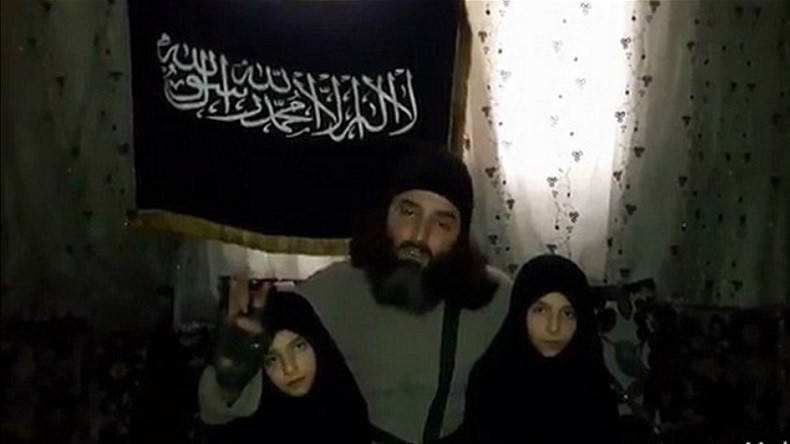 Dans une vidéo choquante, des parents djihadistes envoient leurs filles se faire exploser en Syrie