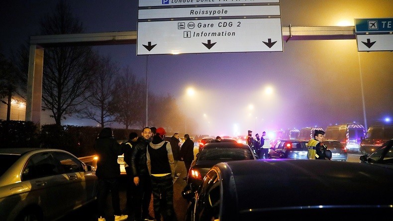 Paris : Après les actions à Orly et Roissy, mobilisation des VTC devant le siège d'Uber (VIDEO)