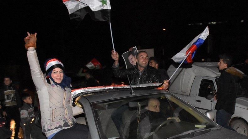 Cris de joie, larmes et feux d'artifice : les habitants d'Alep célèbrent leur libération (IMAGES)