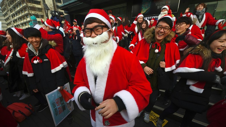 Corée du Sud : des «Pères Noël» manifestent contre la présidente Park Geun-hye (PHOTOS)