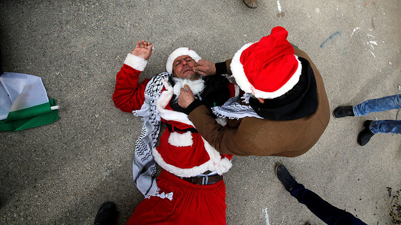 Une manifestation de pères Noël palestiniens tourne à l'affrontement à Bethléem (VIDEOS)