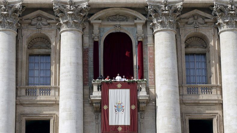 Le pape François prononce la traditionnelle bénédiction Urbi et Orbi à la basilique Saint-Pierre