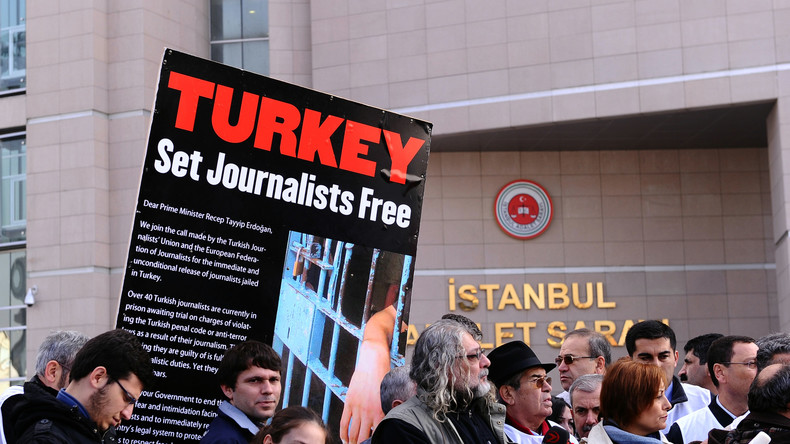 Un célèbre journaliste turc arrêté à cause de ses tweets sur le PKK
