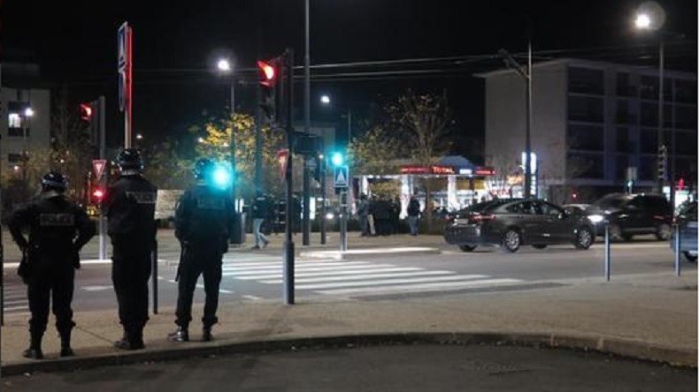 Tours sous tension : déployés après deux fusillades, les CRS ciblés par des bouteilles d'acide