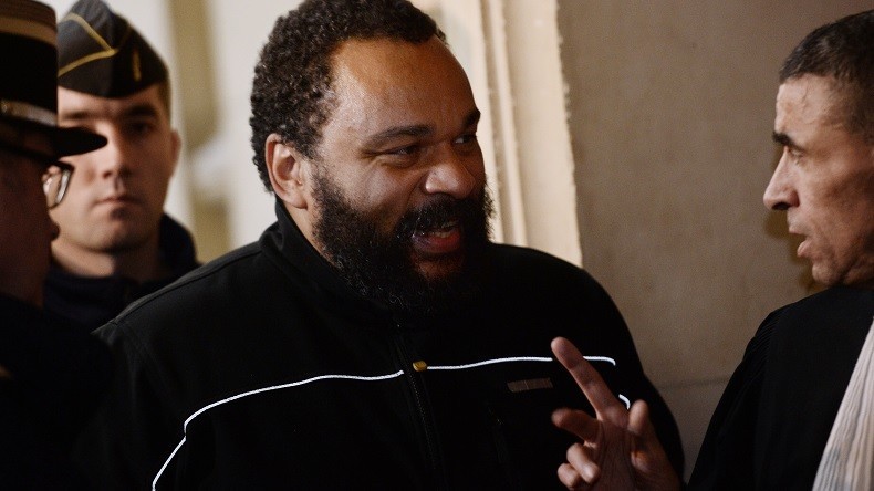 L’humoriste Dieudonné annonce sa candidature à la présidentielle… camerounaise
