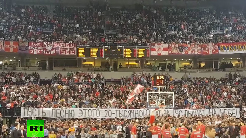 Des milliers de supporters serbes chantent en mémoire des victimes du crash du Tu-154 (VIDEO)