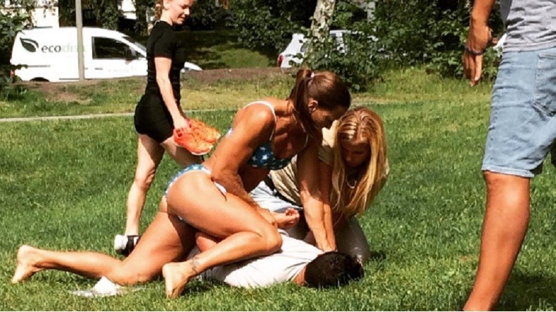 Triste nouvelle pour finir 2016 : la célèbre policière suédoise en bikini quitte son poste (PHOTOS)