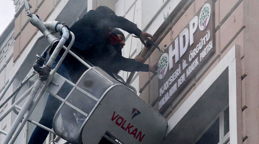 Turquie : neuf arrestations après le saccage des bureaux du parti prokurde (IMAGES)