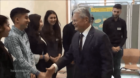 Une étudiante musulmane refuse de serrer la main du président allemand venu visiter son école