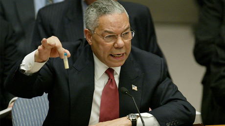 Le secrétaire d'Etat américain Colin Powell tente de convaincre le Conseil de sécurité de l'ONU de l'existence d'armes de destruction massive en Irak en 2003, ©Reuters/Ray Stubblebine